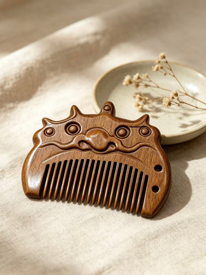 Lion Comb with ceramic dish and dried flowers