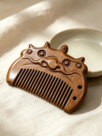 Lion Comb side view on fabric